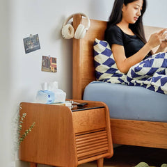 Stylish Nightstand in Red Oak and Cherry Wood with Glass Accents hykmq-794