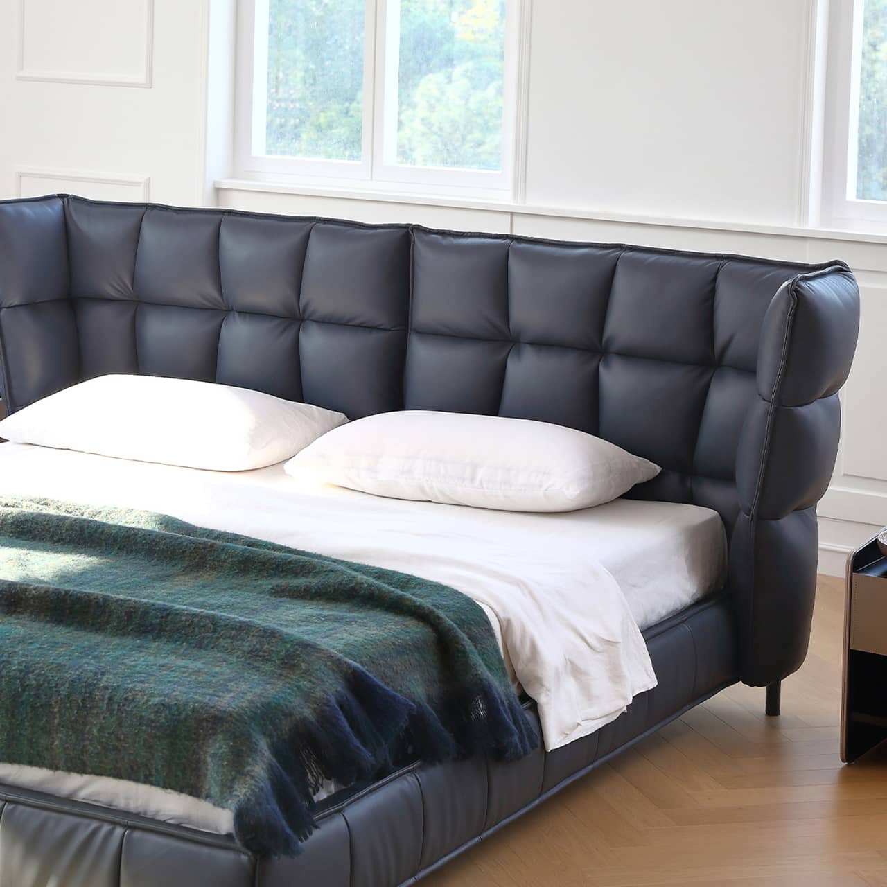 Luxurious Black Super King Size Bed with Leather Upholstery and Wingback Headboard for Bedroom my-381 Luxurious Black Super King Size Bed with Leather Upholstery and Wingback Headboard for Bedroom my-381