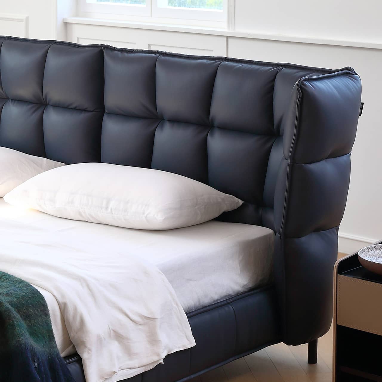 Luxurious Black Super King Size Bed with Leather Upholstery and Wingback Headboard for Bedroom my-381 Luxurious Black Super King Size Bed with Leather Upholstery and Wingback Headboard for Bedroom my-381
