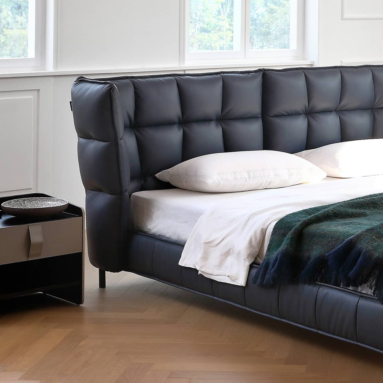 Luxurious Black Super King Size Bed with Leather Upholstery and Wingback Headboard for Bedroom my-381 Luxurious Black Super King Size Bed with Leather Upholstery and Wingback Headboard for Bedroom my-381