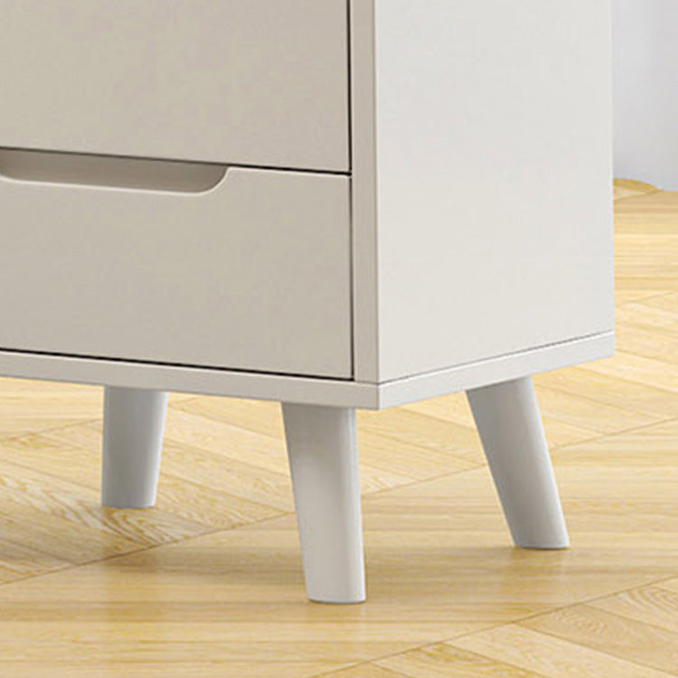 Stylish White Rubber Wood Nightstand with Glass & Ash Wood Accents hglna-1457