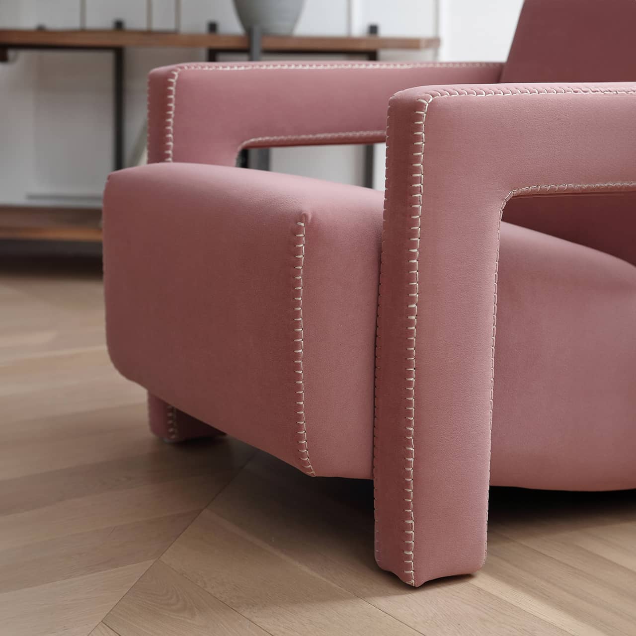 Luxurious Pink Pine Suede Chair - Stylish and Comfortable Seating my-356