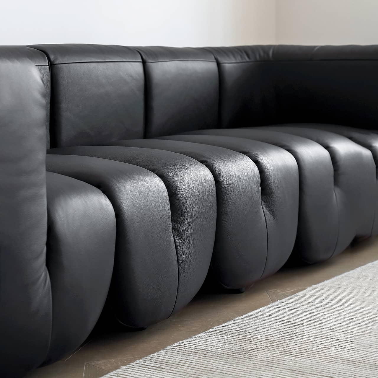 Luxurious Black Pine Leather Sofa with Plush Down Cushions my-373