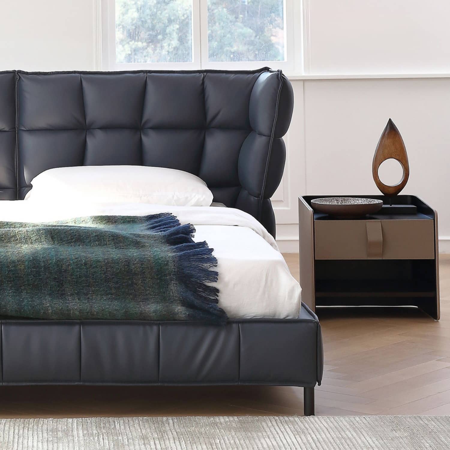 Luxurious Black Super King Size Bed with Leather Upholstery and Wingback Headboard for Bedroom my-381