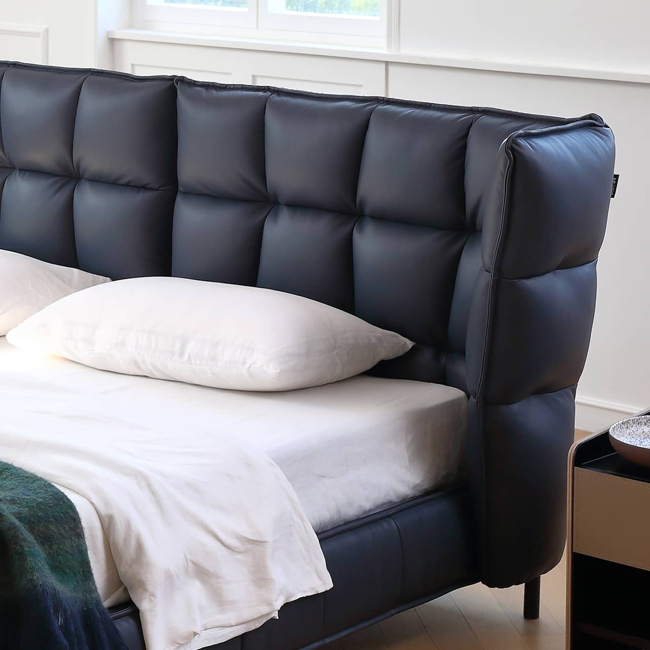 Luxurious Black Super King Size Bed with Leather Upholstery and Wingback Headboard for Bedroom my-381