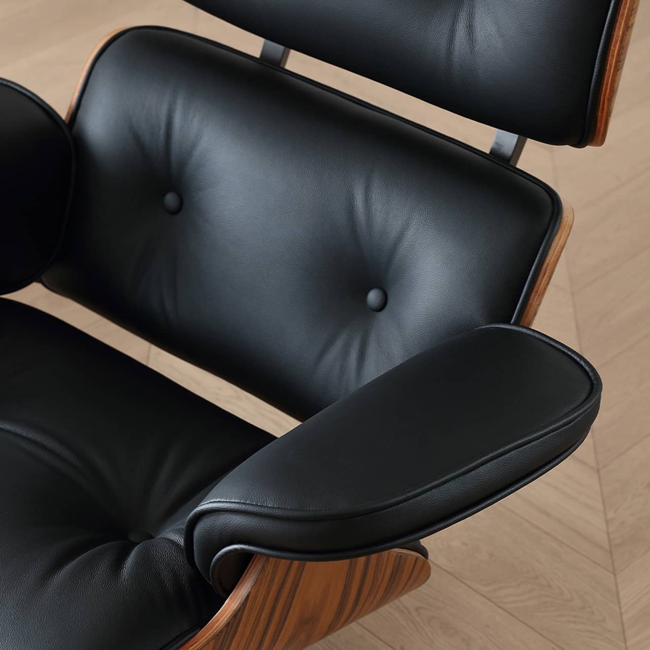 Luxurious Black Leather Executive Chair with Multi-Layer Support my-383