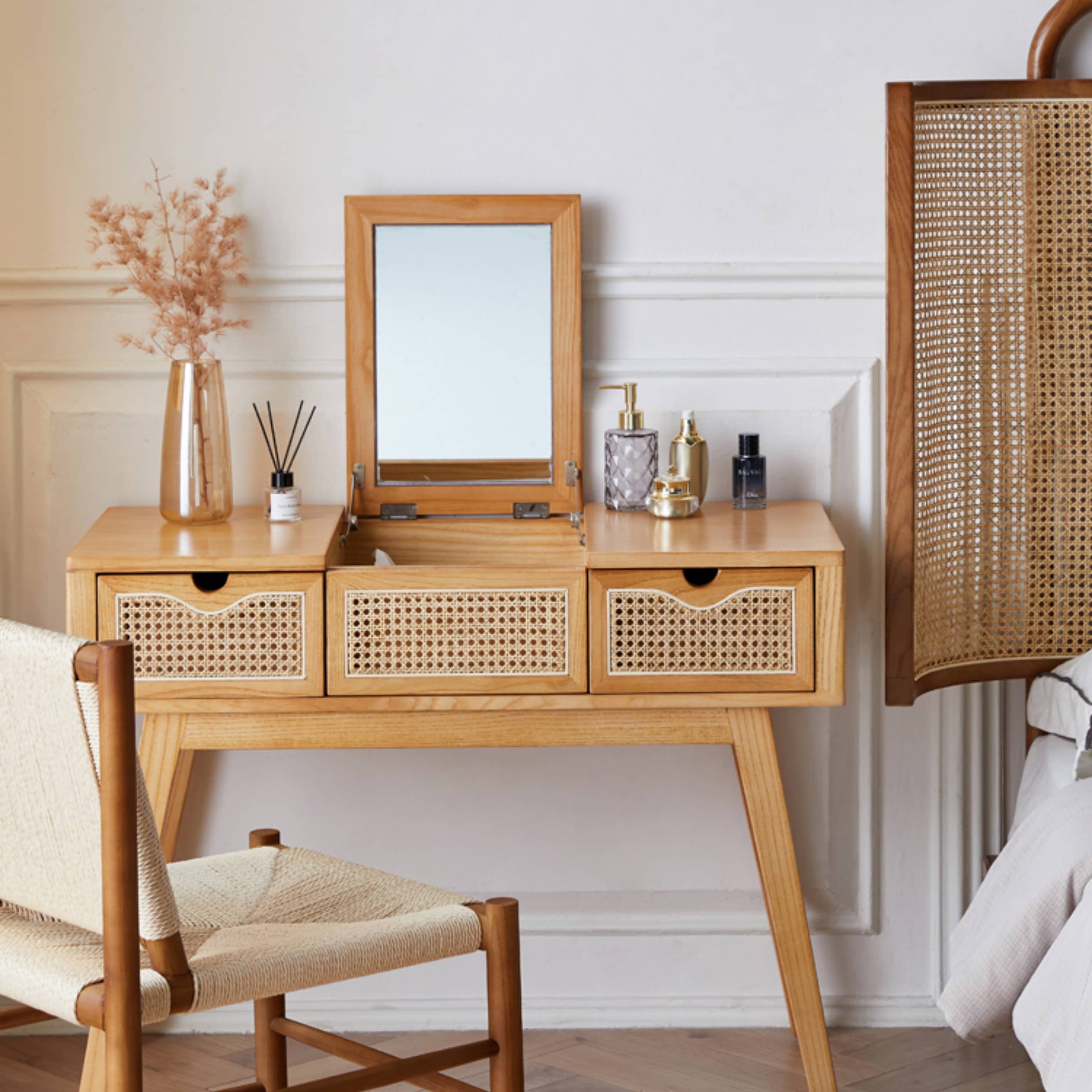 Elegant Natural Wood Makeup Vanity with Rattan and Ash Wood Accents, Glass Top tzm-525