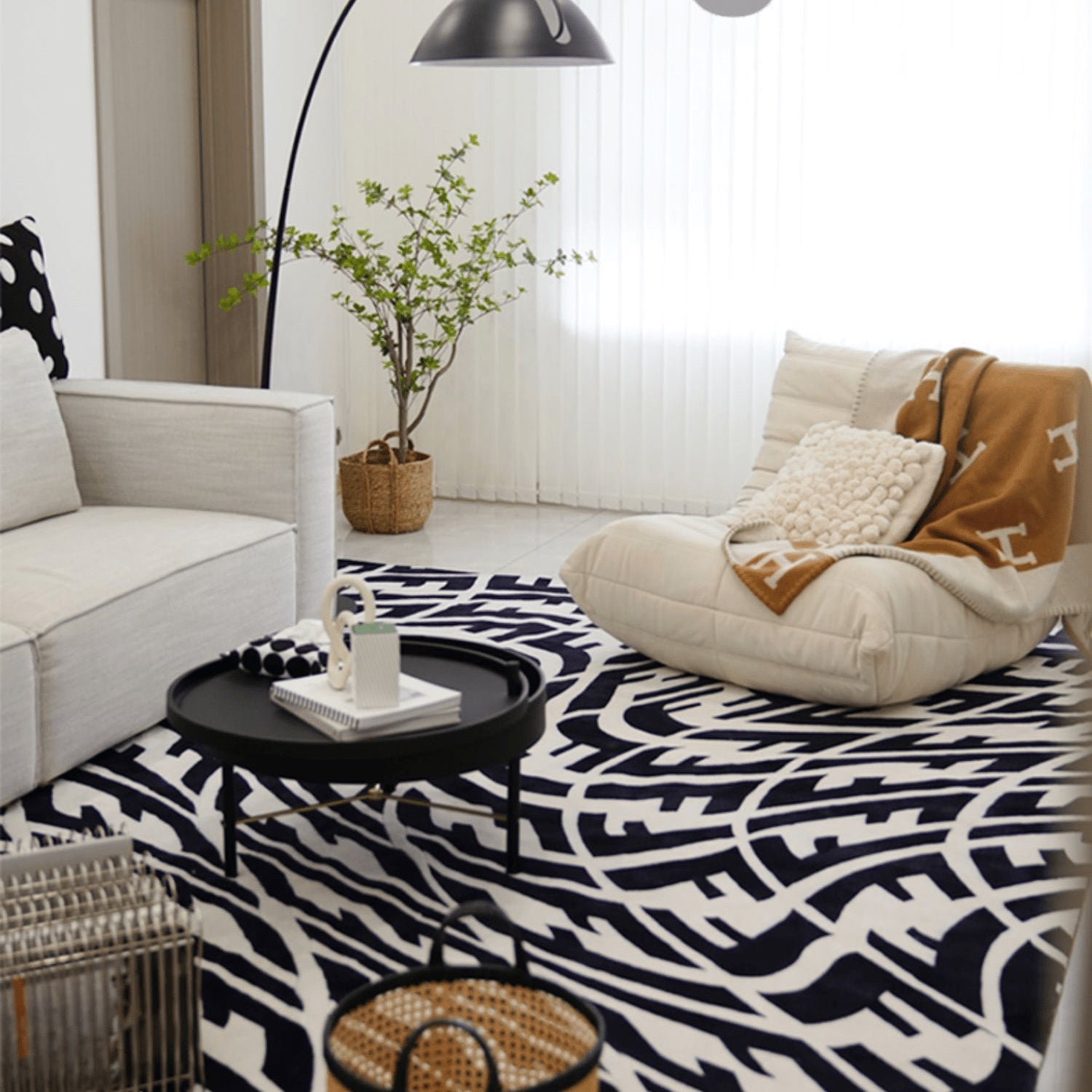 Modern Black Round Coffee Table with Rotatable Desktop - Stylish & Functional yw-179