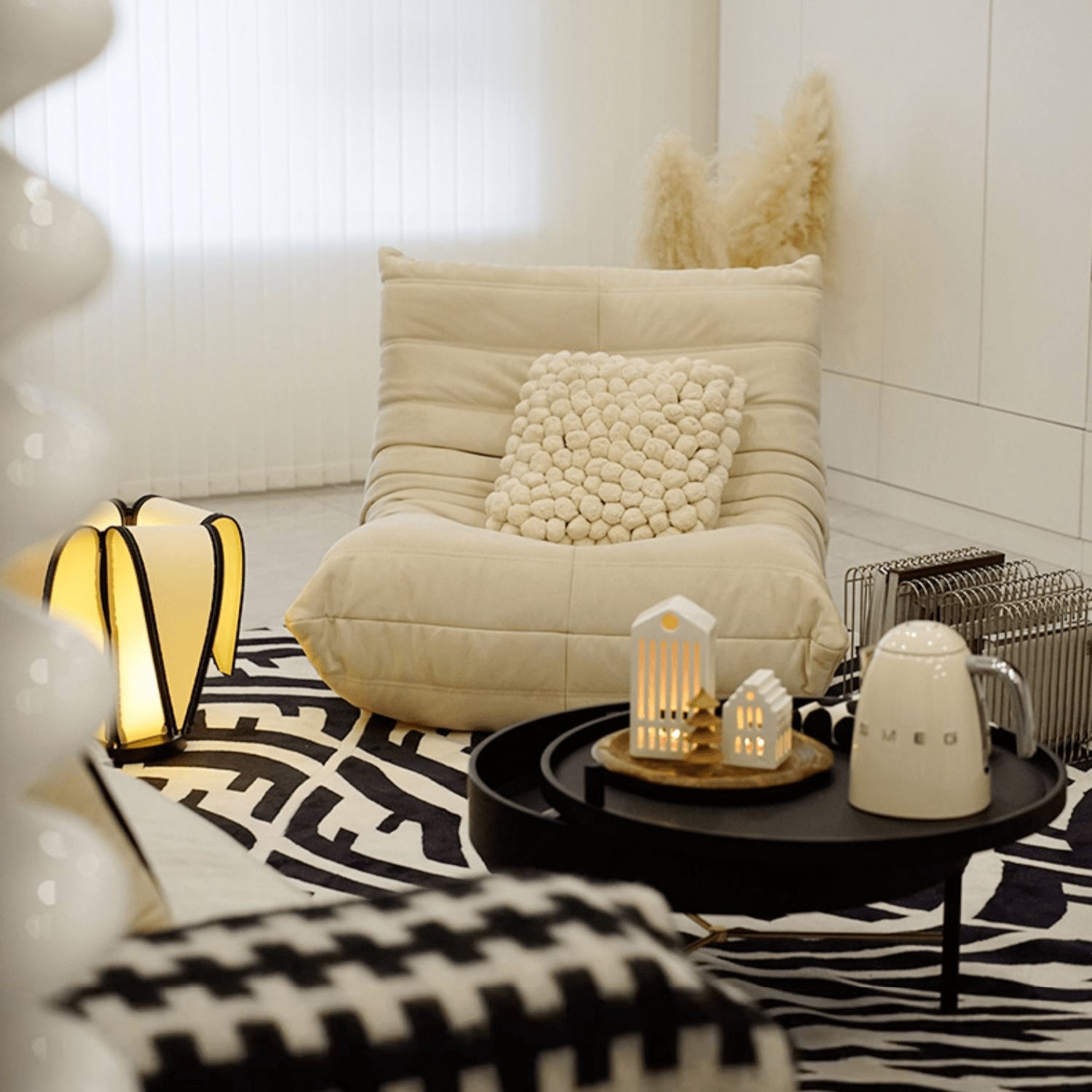 Modern Black Round Coffee Table with Rotatable Desktop - Stylish & Functional yw-179