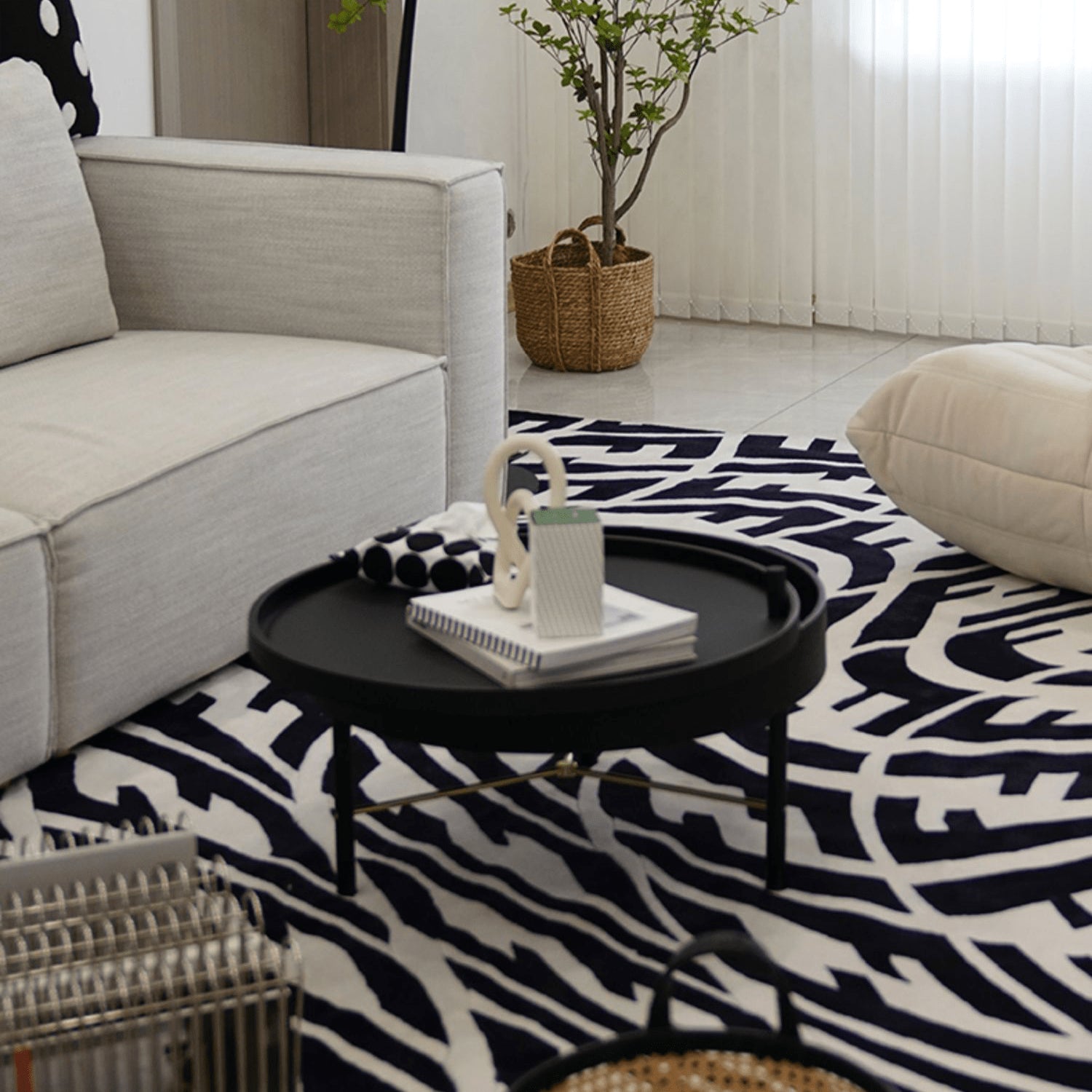Modern Black Round Coffee Table with Rotatable Desktop - Stylish & Functional yw-179