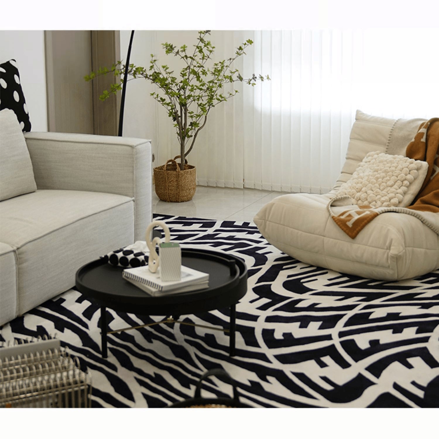 Modern Black Round Coffee Table with Rotatable Desktop - Stylish & Functional yw-179