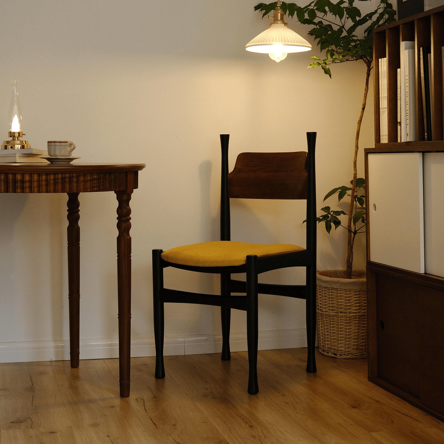 Stylish Ash Wood Chair with Red and Yellow Flannel Upholstery - Perfect Decro for Diningroom yw-228